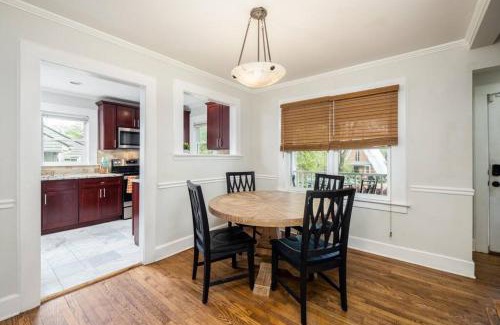 Commonwealth Park Casa | Walking distance to restaurants bars and breweries