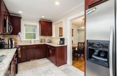 Commonwealth Park Casa | Walking distance to restaurants bars and breweries