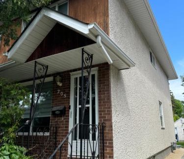 Winnipeg Casa | Walking distance to St Boniface, easy parking