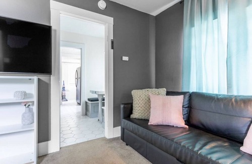 Bonita Casa | Walking distance to ULV & the Fairplex