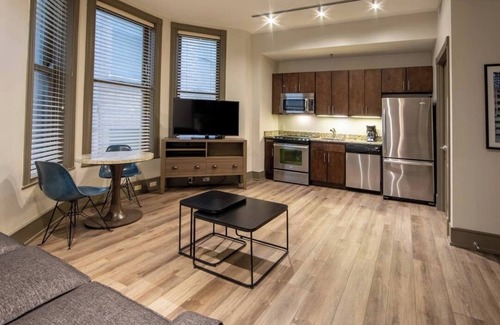 Central Business District Complejo | Walking distance to Superbowl! 1-BR resort w/ pool & fitness room, downtown N.O