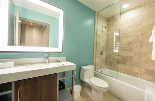 Central Business District Complejo | Walking distance to Superbowl! 1-BR resort w/ pool & fitness room, downtown N.O