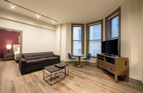 Central Business District Complejo | Walking distance to Superbowl! 1-BR resort w/ pool & fitness room, downtown N.O
