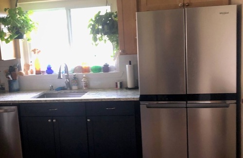 Plum Casa | Walking Distance to US Open 0.5 Mi-Ranch House w/ parking, 2-bedroom w/ AC, WiFi