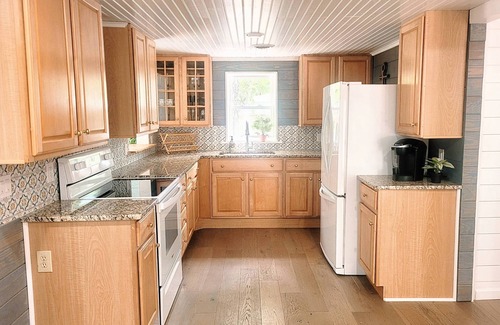 Tranquil Harbour Cabaña | Walking Distance to the Beach 2 Bed 1 Bath Beach Cottage on beautiful Oak Island