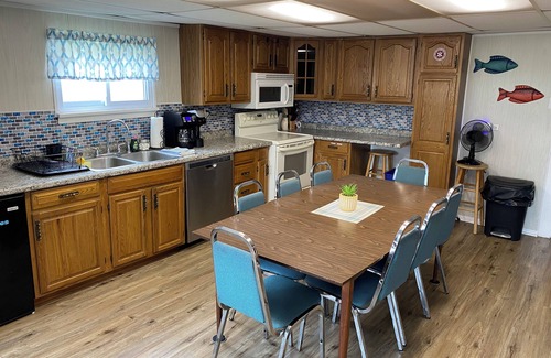 Conneaut Lakeshore Cabaña | Walking distance to beach area of Conneaut lake- 4 beds-Pet Friendly- NO Smoking