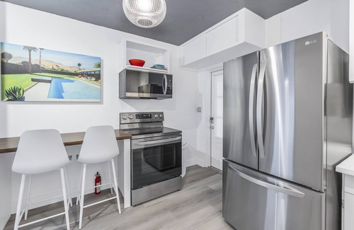 Historic Old Northeast Cabaña | Walking distance downtown, pier, Vinoy park, many cafes/shops. Short & long term