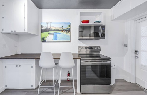Historic Old Northeast Cabaña | Walking distance downtown, pier, Vinoy park, many cafes/shops. Short & long term