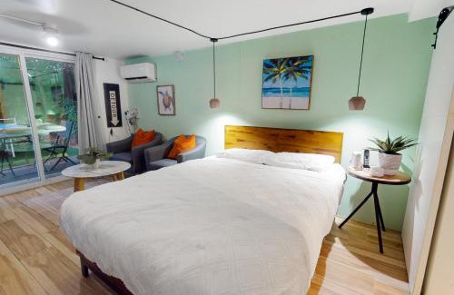 Poinciana Park Hotel | Walking On Sunshine - Studio