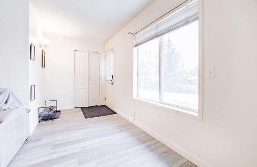 Hidden Valley Apartamento | Walkout Basement Suite, 2 BDR 4BD, Bright and Spacious
