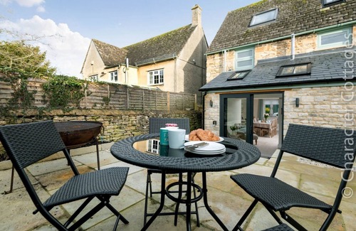 Burford Cabaña | Wall Cottage