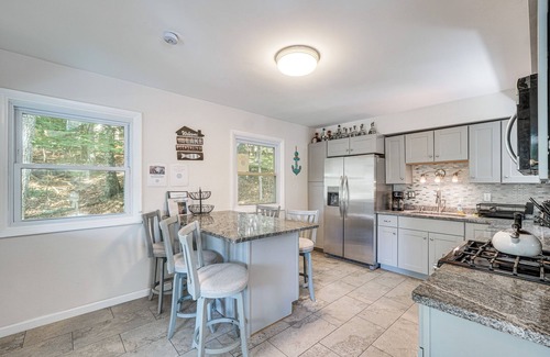 Wallenpaupauk Lake Estates Casa | Wallenpaupack Lake Estates: Luxe & Spacious Home