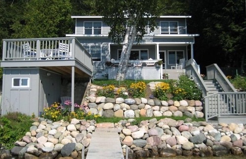 Petoskey Cabaña | WALLOON MEJORES PUESTA DE BRAZO DEL OESTE! ¡LEA NUESTRAS REVISIONES! KAYAKS & SUPS! ¡NUEVO PONTOON!