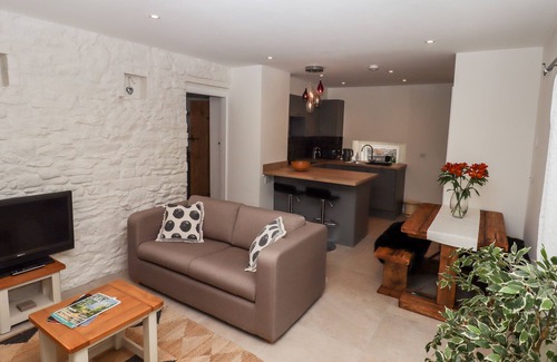Ambergate Cabaña | WALNUT BARN, family friendly, character holiday cottage in Ambergate