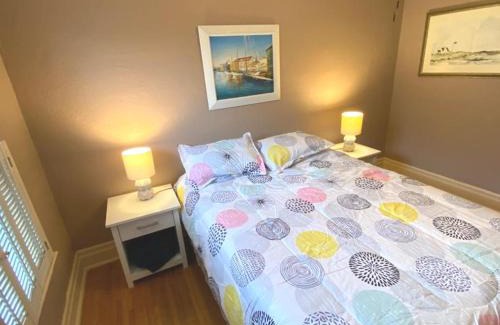 Downtown Niagara Falls Casa | WALNUT Beautiful 3 bedrooms house 1 mile from the falls!