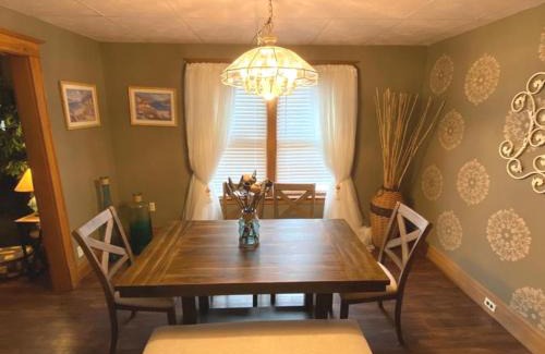 Downtown Niagara Falls Casa | WALNUT Beautiful 3 bedrooms house 1 mile from the falls!