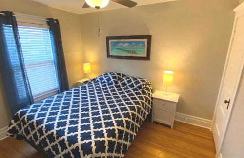 Downtown Niagara Falls Casa | WALNUT Beautiful 3 bedrooms house 1 mile from the falls!