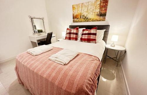 Kidlington Apartamento | Walnut Flats-F2, 3-Bedroom with Garden & Patio - AC, Parking, Netflix, WIFI - Close to Oxford, Bicester & Blenheim Palace