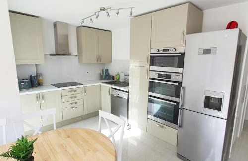 Kidlington Apartamento | Walnut Flats-F2, 3-Bedroom with Garden & Patio - AC, Parking, Netflix, WIFI - Close to Oxford, Bicester & Blenheim Palace