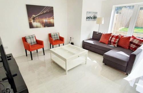 Kidlington Apartamento | Walnut Flats-F2, 3-Bedroom with Garden & Patio - AC, Parking, Netflix, WIFI - Close to Oxford, Bicester & Blenheim Palace