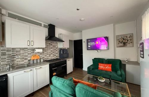 Walsall Casa | Walsall 3 Bedrooms WiFi & gated Car park 7Sleeps 70 Windsor