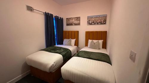 Walsall Casa | Walsall 3 Bedrooms WiFi & gated Car park 7Sleeps 70 Windsor