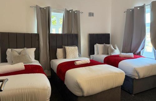 Walsall Casa | Walsall 3 Bedrooms WiFi & gated Car park 7Sleeps 70 Windsor