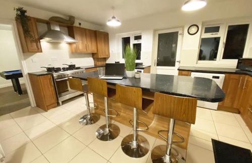 Walsall Casa | Walsall, M6 J10 - 7 beds, Sleeps 9, Super Wifi, Free Parking, min 4 nights