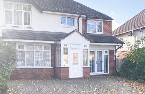 Walsall Casa | Walsall, M6 J10 - 7 beds, Sleeps 9, Super Wifi, Free Parking, min 4 nights