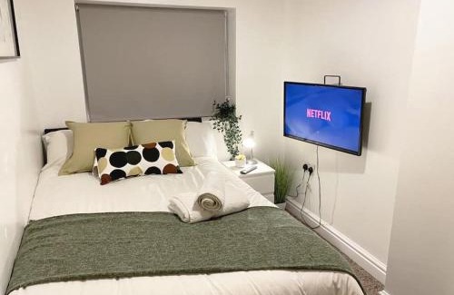 Walsall Casa | Walsall, M6 J10 - 7 beds, Sleeps 9, Super Wifi, Free Parking, min 4 nights