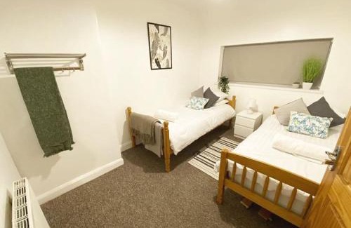Walsall Casa | Walsall, M6 J10 - 7 beds, Sleeps 9, Super Wifi, Free Parking, min 4 nights