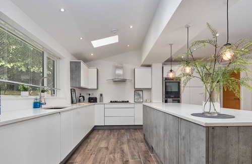 Walsall Apartamento | Walsall Spacious 4-bed Haven with large parking & garden, near M6 & city centre