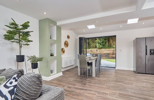 Walsall Apartamento | Walsall Spacious 4-bed Haven with large parking & garden, near M6 & city centre