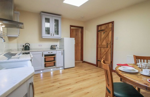 Craven Arms Cabaña | WALTON MAISONETTE, family friendly, with pool in Ludlow