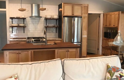 Brevard Cabaña | Wanderlust - completely renovated downtown cottage