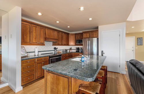 Wapato Point Condominio | Wapato Point Halmalka Condo 514-B Close to Outdoor Pool, Sandy Beach Amenities