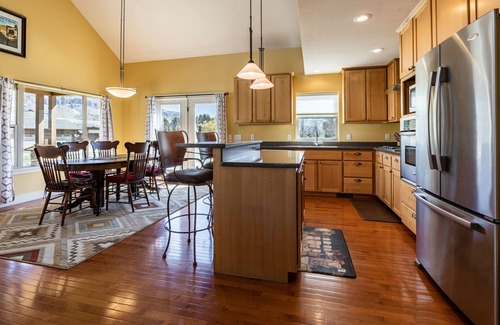Wapiti Casa | Wapiti Valley Wayfarer- family mountain retreat in Wapiti