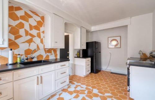 Hosford-Abernethy Apartamento | Warhol Suite - Cozy Apartment - 92 WalkScore