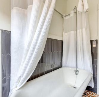 Hosford-Abernethy Apartamento | Warhol Suite - Cozy Apartment - 92 WalkScore