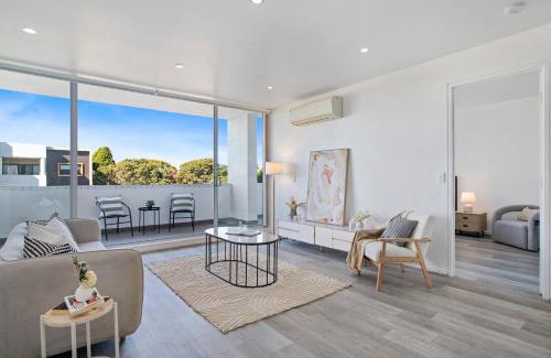 Strathfield Apartamento | Warm and cozy 2BR home in Strathfield with parking