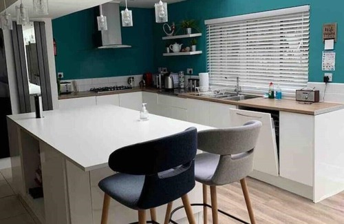 Merthyr Tydfil Casa | Warm and Inviting home in Fairview - With Outdoor Hot tube