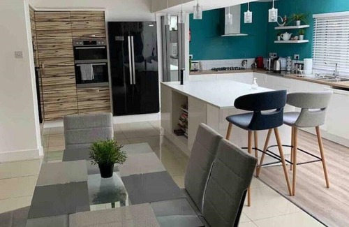 Merthyr Tydfil Casa | Warm and Inviting home in Fairview - With Outdoor Hot tube