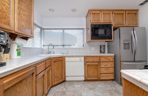 Elk Grove Casa | Warm and Sweet 3B2B house next to parks
