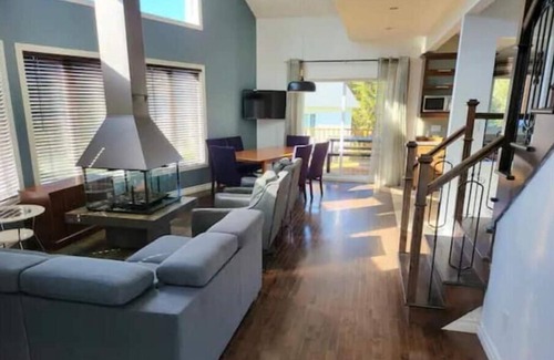 Saint-Brigitte-de-Laval Chalet De Esquí | Warm chalet view/access lake & mountain #303530