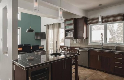 Saint-Brigitte-de-Laval Chalet De Esquí | Warm chalet view/access lake & mountain #303530