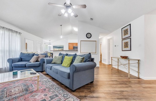 Southaven Casa | Warm & Charming 4-BR in the Heart of Southaven-Near Stateline, Silo Square.