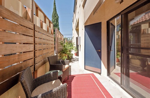 Studio City Casa | Warm, comfortable townhouse close to Hollywood & Universal
