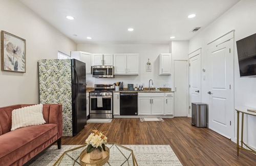 Dallas Casa | Warm & Cozy 2BR/1BA, 5 minutes to White Rock Lake!