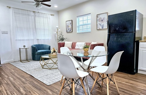 Dallas Casa | Warm & Cozy 2BR/1BA, 5 minutes to White Rock Lake!