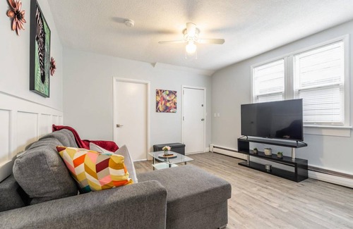 Kirkendall North Apartamento | Warm & Cozy 2BR Apt with Netflix, mins from Trails, Parks & Waterfalls!